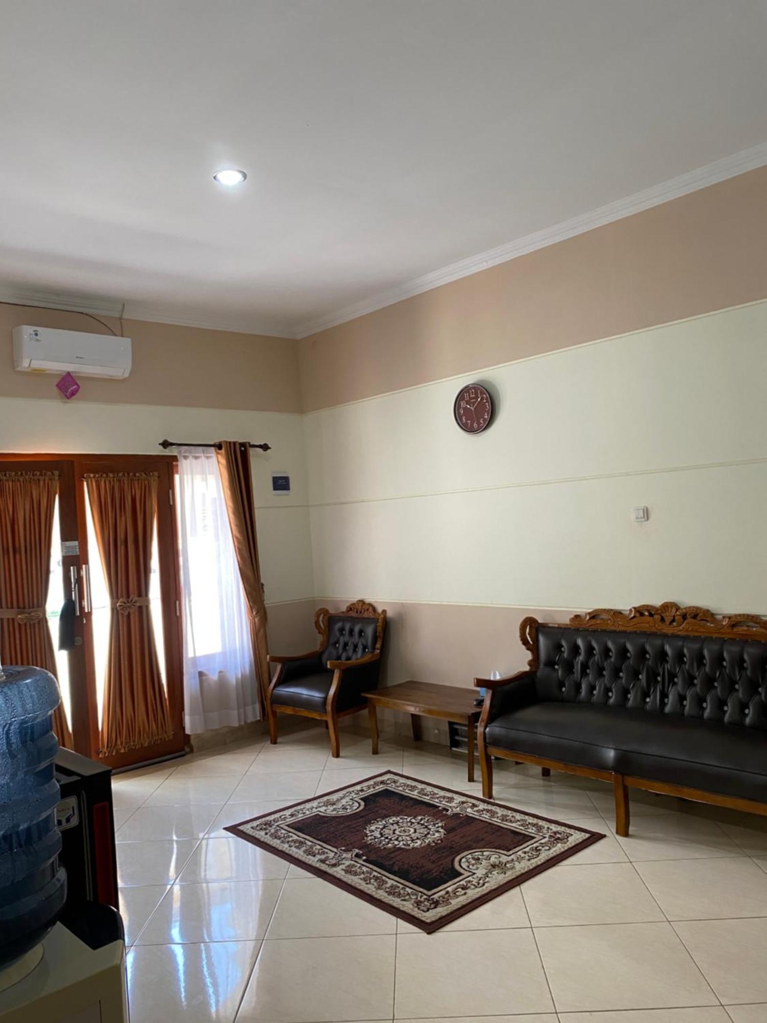 Adiputra Guesthouse 2 By Homiq Ngabean Extérieur photo