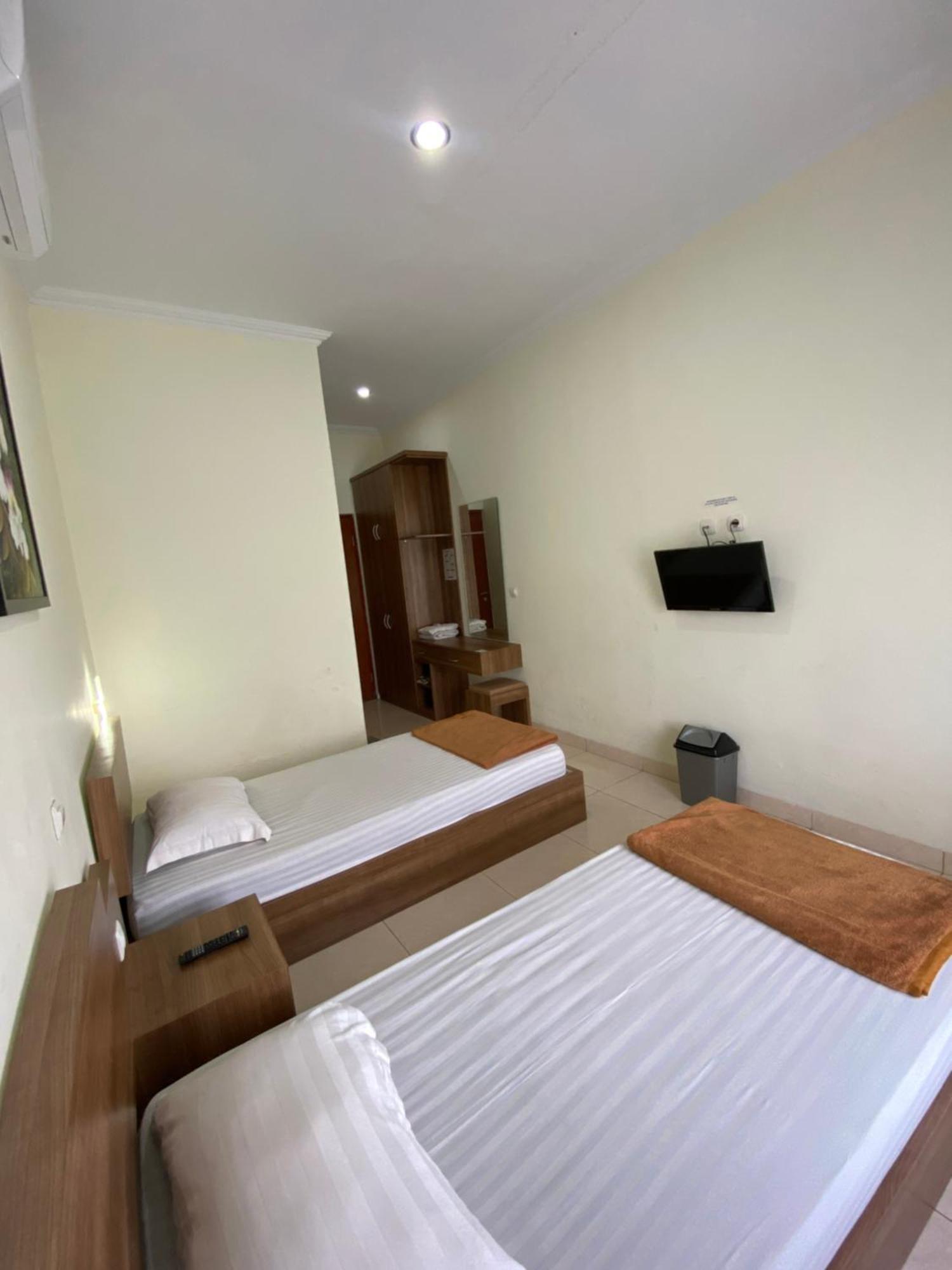 Adiputra Guesthouse 2 By Homiq Ngabean Extérieur photo